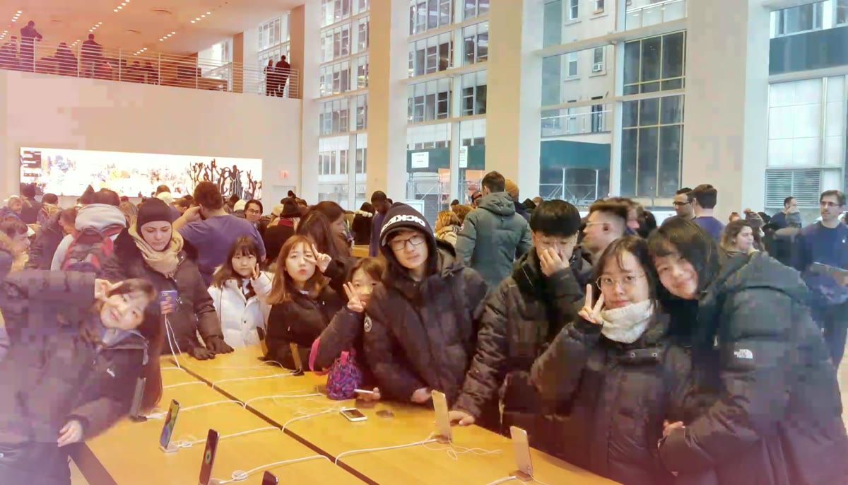 뉴욕 애플스토어 안의 학생들