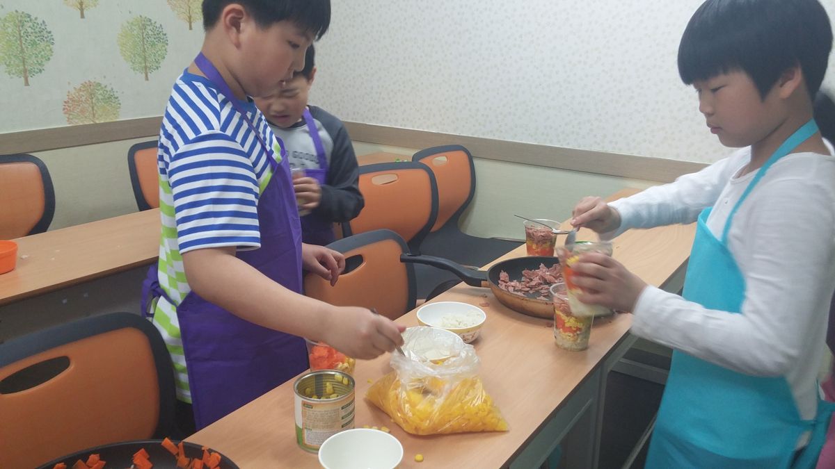재료를 컵에 담는 학생들