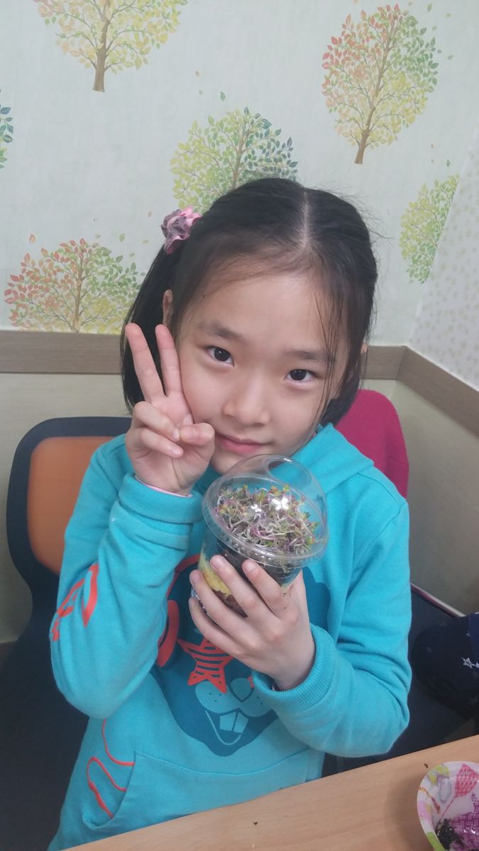 완성한 컵밥을 든 학생