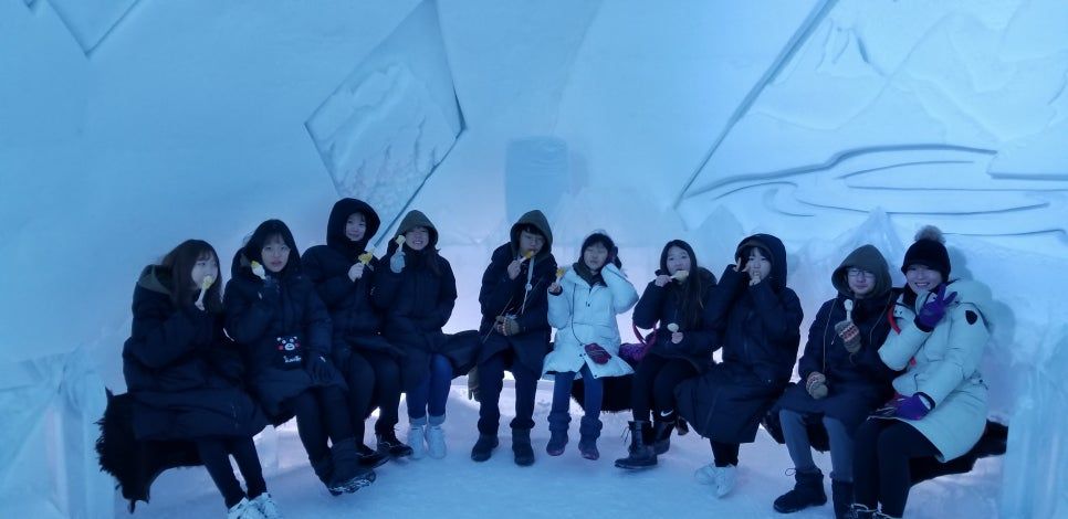 퀘벡 아이스호텔 안에서 메이플 태피를 먹는 학생들