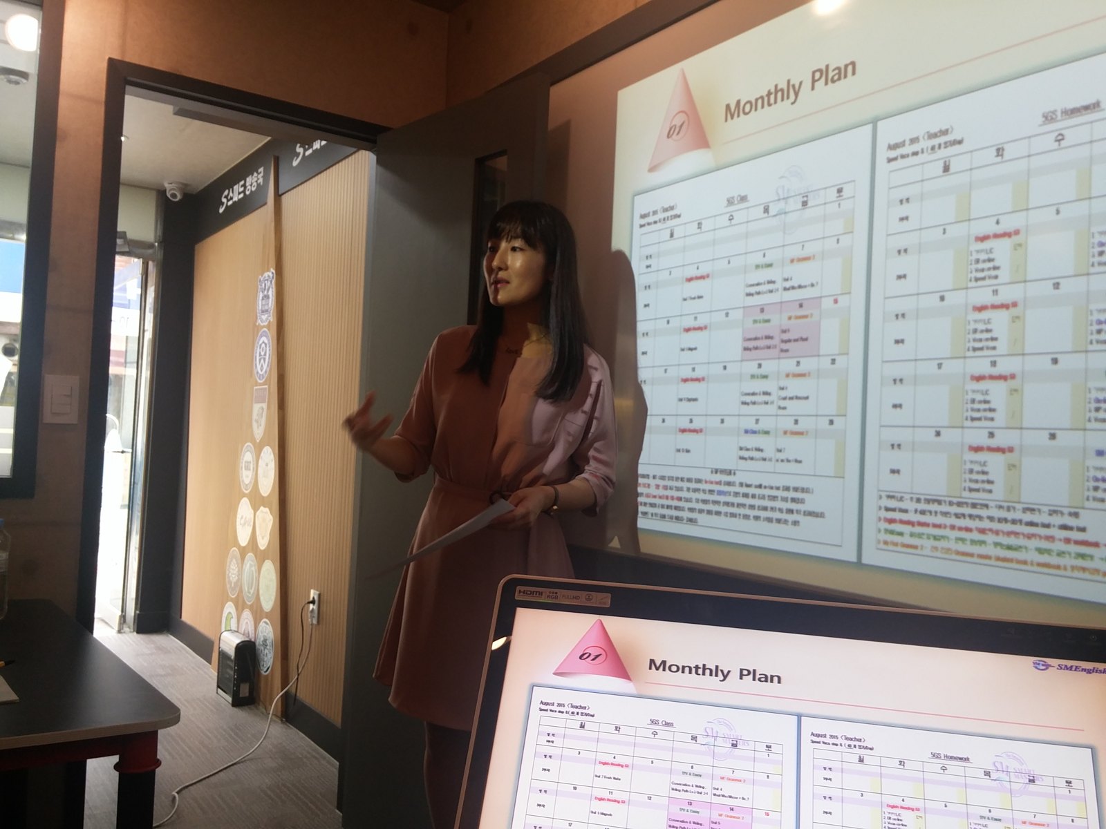 안성은 영어과 원장 — 스피드 방송국 앞에서 Monthly Plan 설명