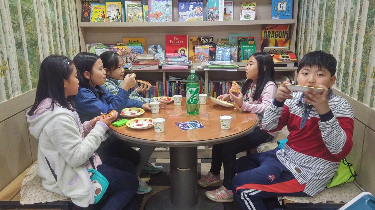 피자 먹는 초등 친구들